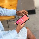 Efekt wystawowej lalki – dlaczego na Tinderze pokazujemy tylko wersję idealną?