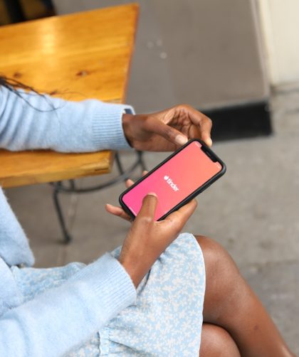 Efekt wystawowej lalki – dlaczego na Tinderze pokazujemy tylko wersję idealną?