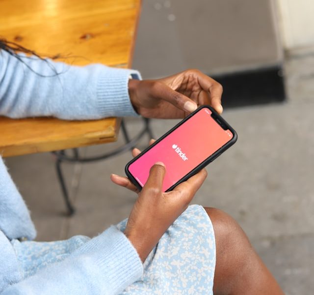 Efekt wystawowej lalki – dlaczego na Tinderze pokazujemy tylko wersję idealną?