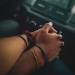 Kto naprawdę pisze do ciebie? O mechanizmach idealizacji w relacjach online
