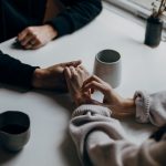 Nowy związek po rozwodzie – kiedy jesteś gotowy, a kiedy tylko samotny?