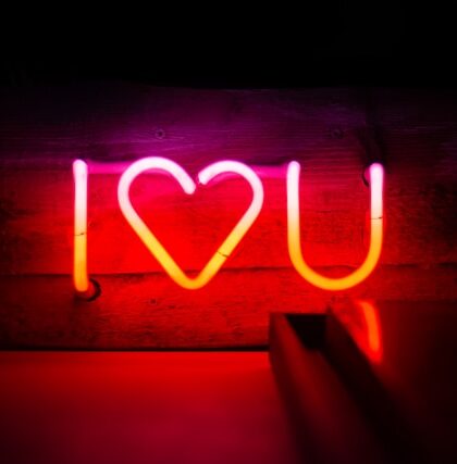 Miłość w trybie online: dlaczego łatwiej nam napisać ‘kocham’, niż powiedzieć to w oczy
