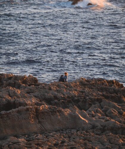 Emocjonalna niepewność na początku znajomości – dlaczego tak bardzo chcemy wiedzieć „co dalej”